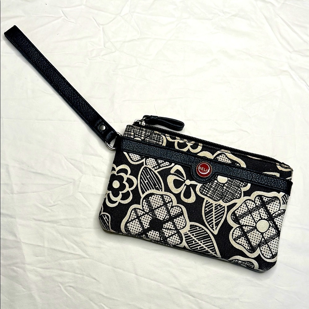 Relic Black and White Geometric Flower Design Wristlet Clutch. Multiple pockets.
